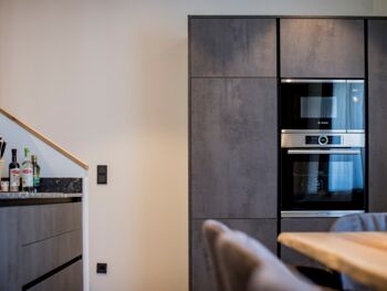 Großzügige Küche in den Chalets des Hotel Hintersee in Salzburg