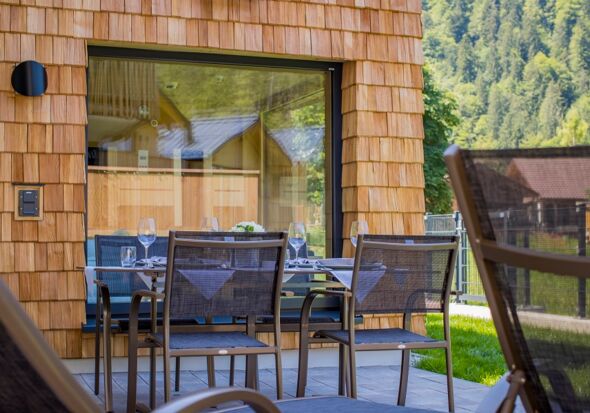 Ein gedeckter Tisch auf einer Terrasse