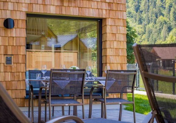 Ein gedeckter Tisch auf einer Terrasse