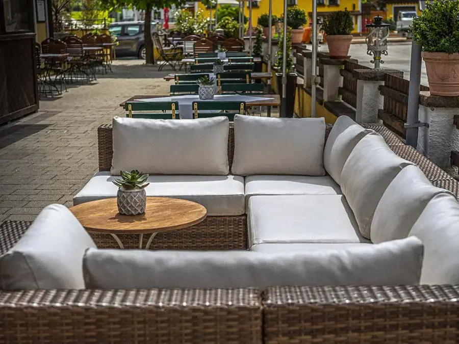 A comfortable white lounge outside the Hotel DAS Hintersee
