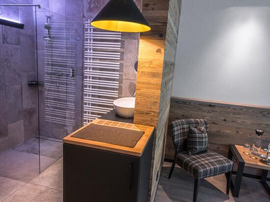 Glass shower and washbasin in the bathroom