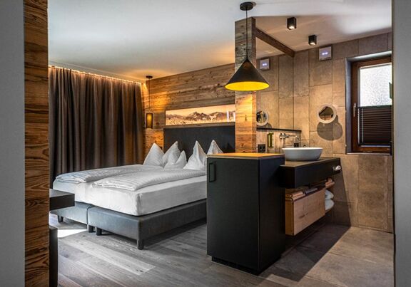 Hotel Appartement with view of double bed and bathroom