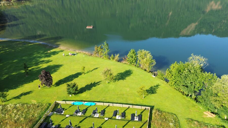 Privater Seezugang mit schwimmender Bade platform am Hintersee für Gäste des Hotels DAS Hintersee