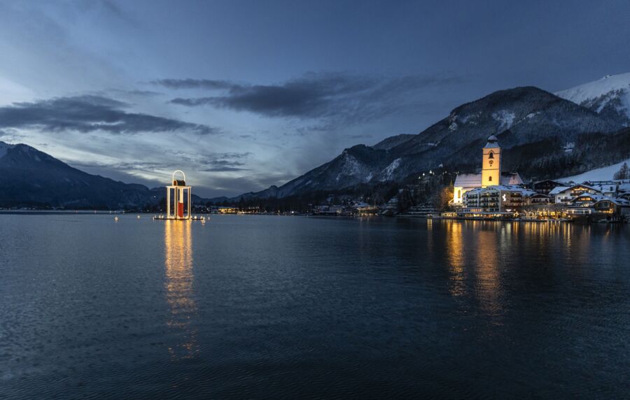 Eine 16 Meter hohe Laterne direkt am Wolfgangsee sorgt für eine weihnachtliche Stimmung vor St. Wolfgang. © Wolfgangsee Tourismus - Mirja Geh