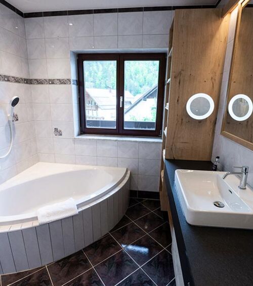 Badezimmer mit Badewanne im Appartement Ladenberg