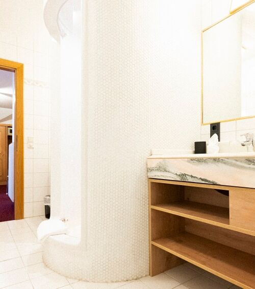 Blick aus dem großzügigen Badezimmer der Suite Auhof im Hotel Das Hintersee im Salzkammergut