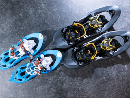 Zwei Paar Schneeschuhe für Erwachsene und Kinder