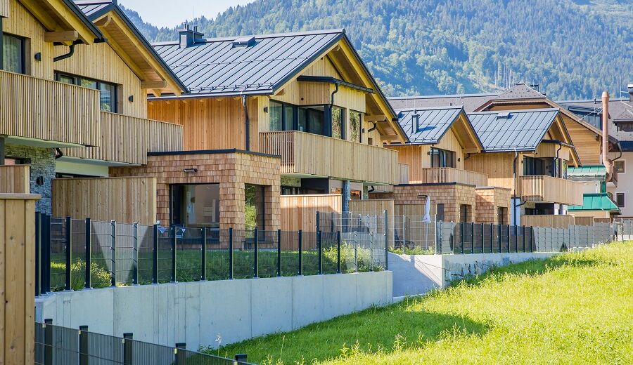 Mehrere Chalets im Salzkammergut in Österreich, sie sind nebeneinander gebaut und gehören zum Das Hintersee