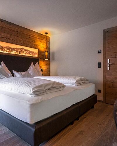 Stylish and modern in dark wood tones, the Superior Double Room Sonnberg invites you to spend your holiday