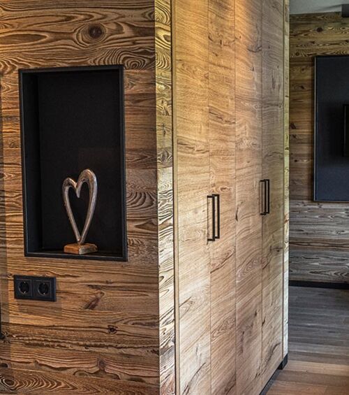 Wooden built-in wardrobe in the Anzenberg Appartement