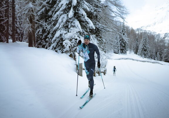 Langläufer auf verschneiter Loipe