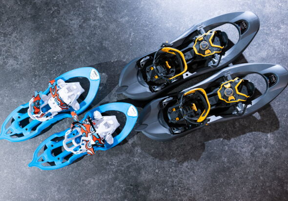 Zwei Paar Schneeschuhe für Erwachsene und Kinder
