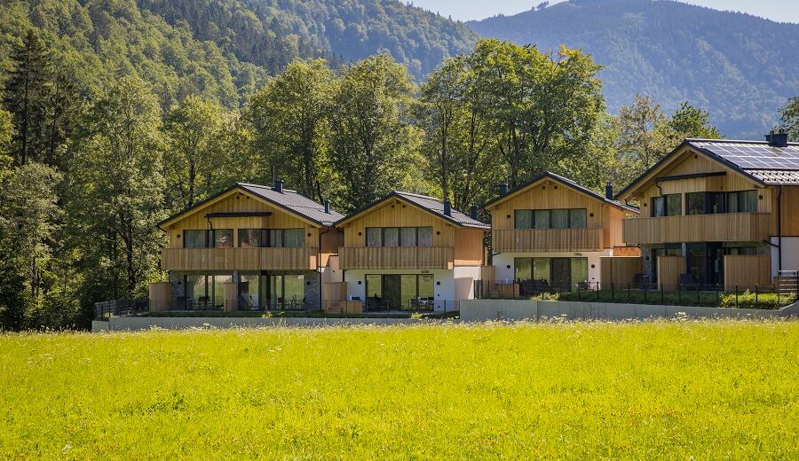 Außenansicht von vier Luxus-Chalets im österreichischen Salzkammergut