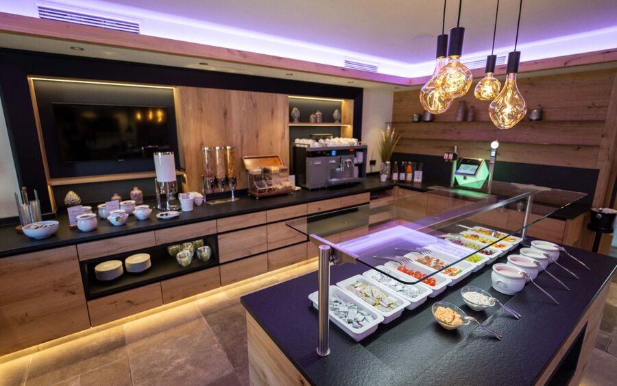 Der frisch renovierte Gastraum mit ausgewogenem Frühstücksbuffet