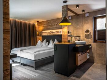 Hotel Appartement with view of double bed and bathroom