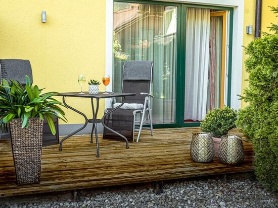 Die moderne Holzterasse des Hotelzimmer Feichtenstein