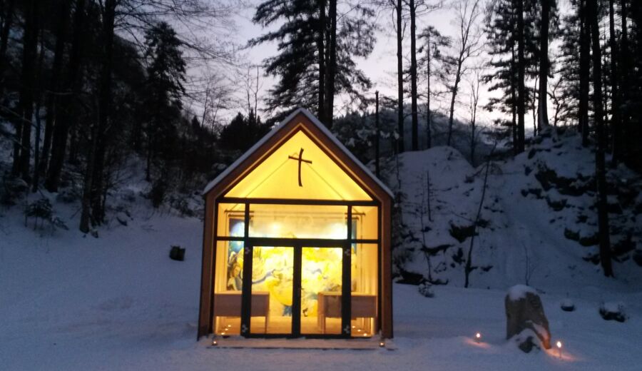 Eine kleine beleuchtete Kapelle.
