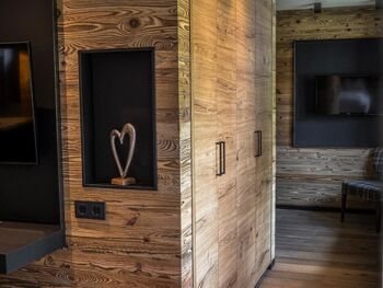 Wooden built-in wardrobe in the Anzenberg Appartement