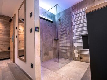 Shower and bath in the Feichtenstein hotel room