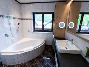 Bathroom with bathtub in the Ladenberg flat