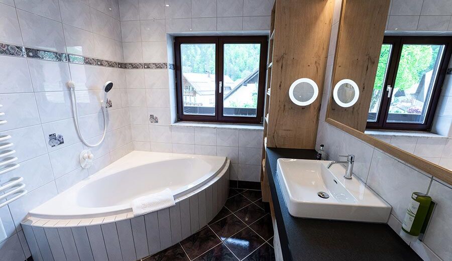 Badezimmer mit Badewanne im Appartement Ladenberg