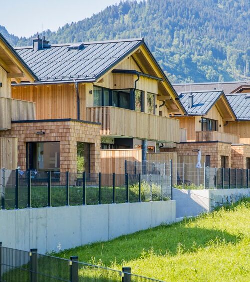 Mehrere Chalets im Salzkammergut in Österreich, sie sind nebeneinander gebaut und gehören zum Das Hintersee