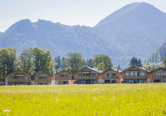 The chalets of Hotel DAS Hintersee in the outside view.