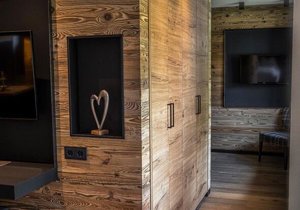 Wooden built-in wardrobe in the Anzenberg Appartement