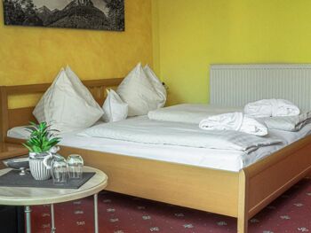 Das gemütliche von reichlich Sonnenlicht beschienene Doppelbett