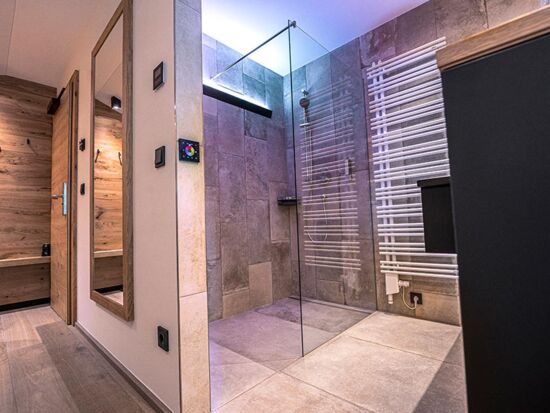 Shower and bath in the Feichtenstein hotel room