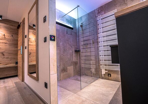 Shower and bath in the Feichtenstein hotel room