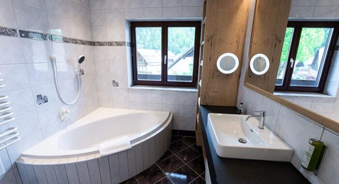 Badezimmer mit Badewanne im Appartement Ladenberg