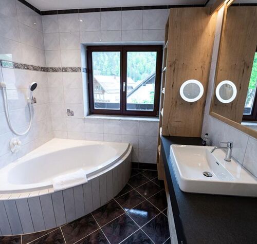 Badezimmer mit Badewanne im Appartement Ladenberg