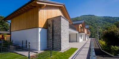 The chalets of Hotel DAS Hintersee in the outside view.