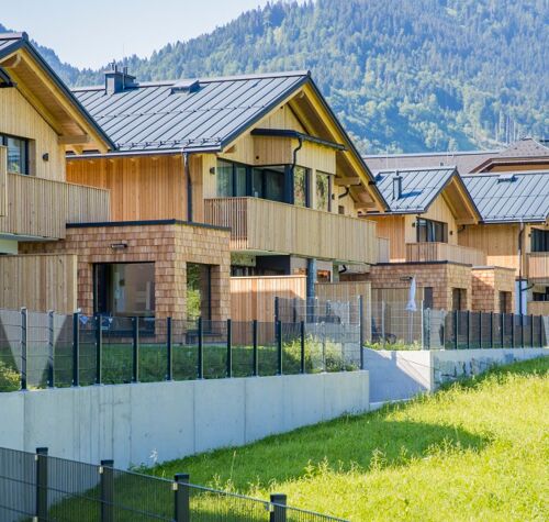 Mehrere Chalets im Salzkammergut in Österreich, sie sind nebeneinander gebaut und gehören zum Das Hintersee