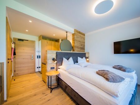 Entrance area and double bed in the chalet at Das Hintersee in Salzkammergut in Austria