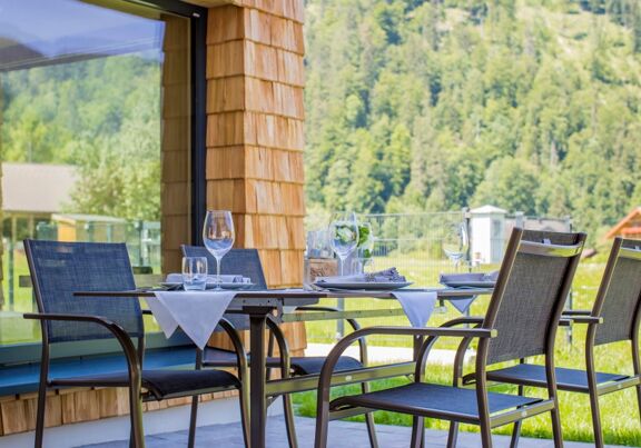 Gedeckter Abendtisch auf der Terrasse in den Hintersee Chalets