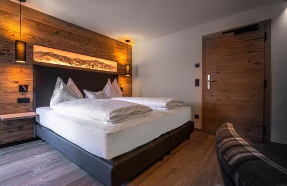 Stylish and modern in dark wood tones, the Superior Double Room Sonnberg invites you to spend your holiday