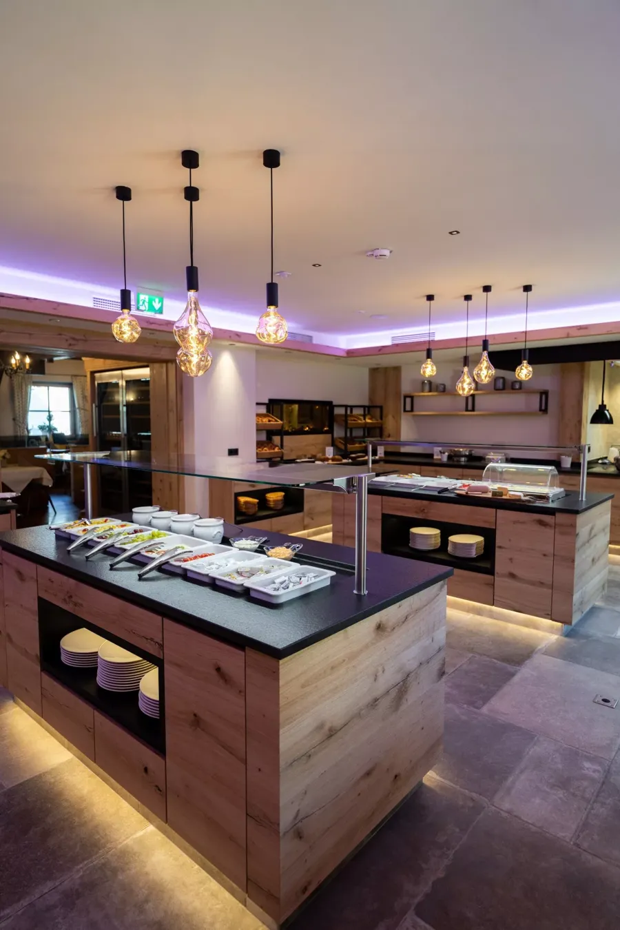 Enjoy a large selection of different delicacies at the breakfast buffet in the Hotel Hintersee