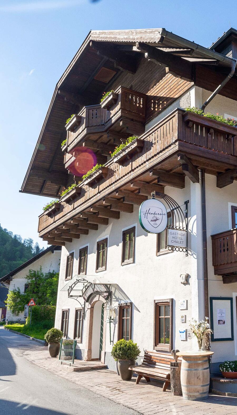 Die Traditionell Österreichische Hausfassade des Hotels DAS Hintersee, mit seinen Balkons und dem Gasthaus-Schild