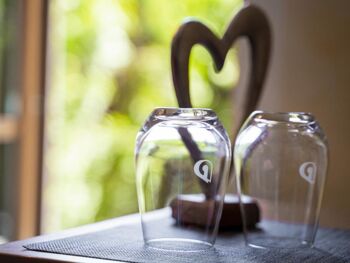 Zwei Gläser vor einer kunstvollen Herzstatue