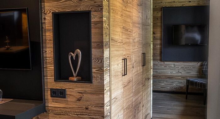 Wooden built-in wardrobe in the Anzenberg Appartement