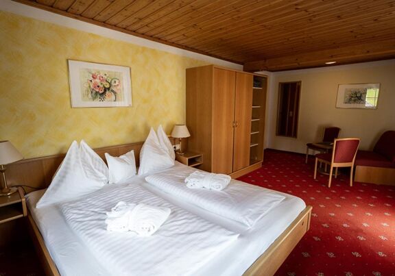 Enough space to unfold in the Sonnberg double room of the DAS Hintersee