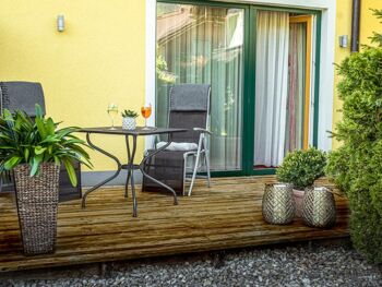 Die moderne Holzterasse des Hotelzimmer Feichtenstein