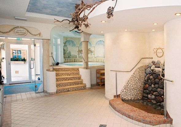 Heller und einladender Wellnessbereich