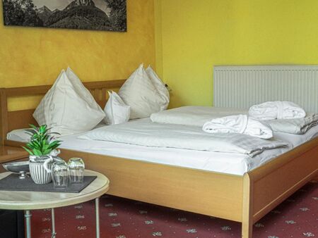 Das gemütliche von reichlich Sonnenlicht beschienene Doppelbett