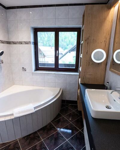 Badezimmer mit Badewanne im Appartement Ladenberg