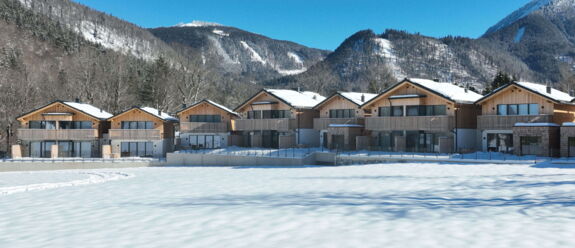 Chalets des Hotel Hintersee in verschneiter Berglandschaft