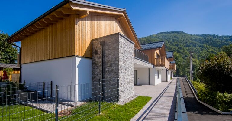 The chalets of Hotel DAS Hintersee in the outside view.