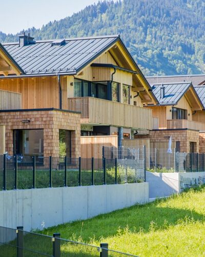 Mehrere Chalets im Salzkammergut in Österreich, sie sind nebeneinander gebaut und gehören zum Das Hintersee